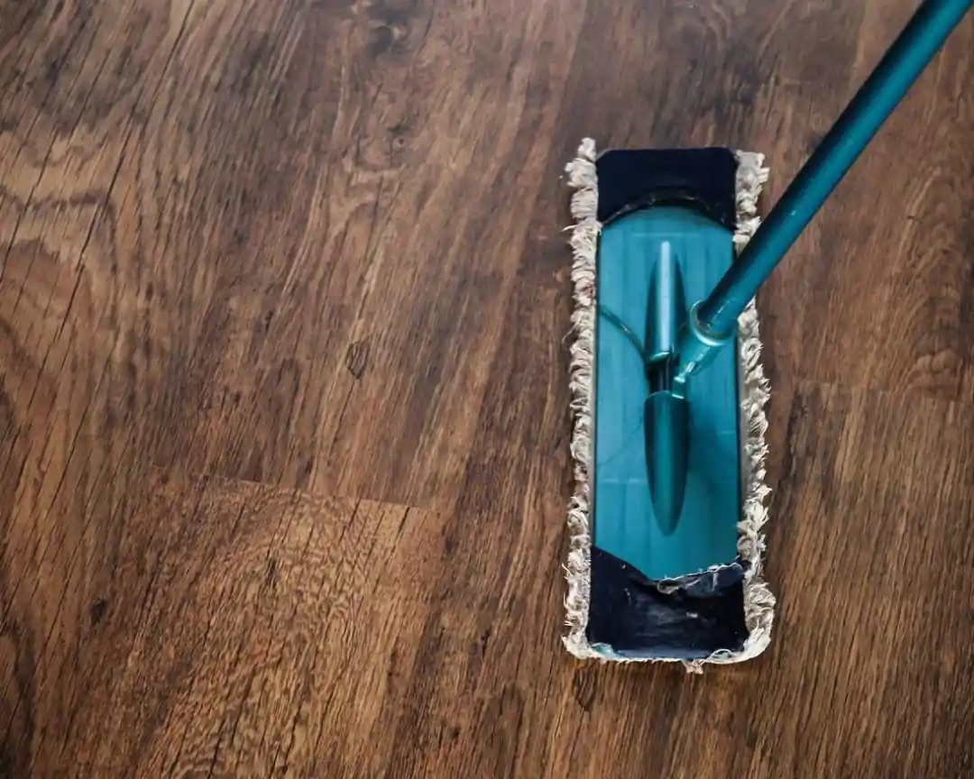 Beo Clean cleaning floor with mop